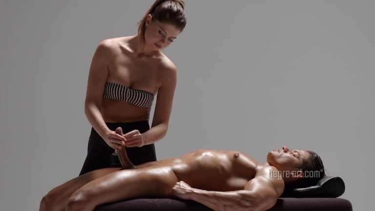 Bodybuilderin Bruste Wald Massage