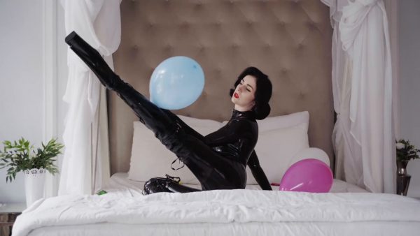Miss Ellie Mouse – Play With Balloons in a Latex Catsuit
