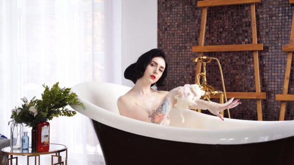 Miss Ellie Mouse – Sexy Brunette Takes a Bubble Bath