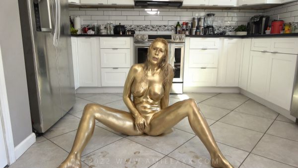 Amiee Cambridge – Cum for My Gold Covered Body