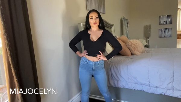 Mia Jocelyn – Jeans Try On