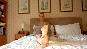 Ariel Anderssen – Barefoot Editing and Ignoring You