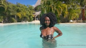 Mrs Cookie Brownie – Stunning Ebony Model Poolside Teaser