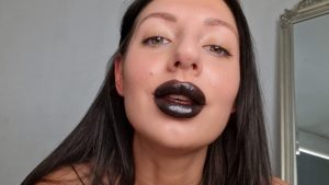 Tattooed Temptress – Red Lips vs Black Lips